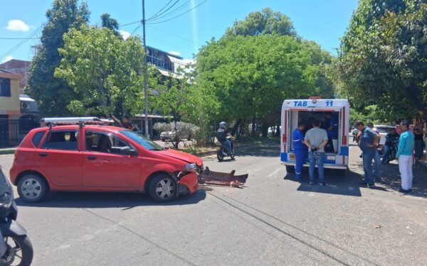 Accidente entre moto y carro en Neiva dejó un herido