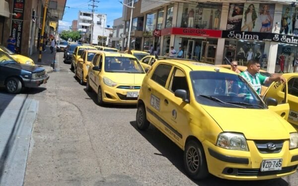 Taxistas protestan en Neiva contra proyecto que regula Uber y DiDi