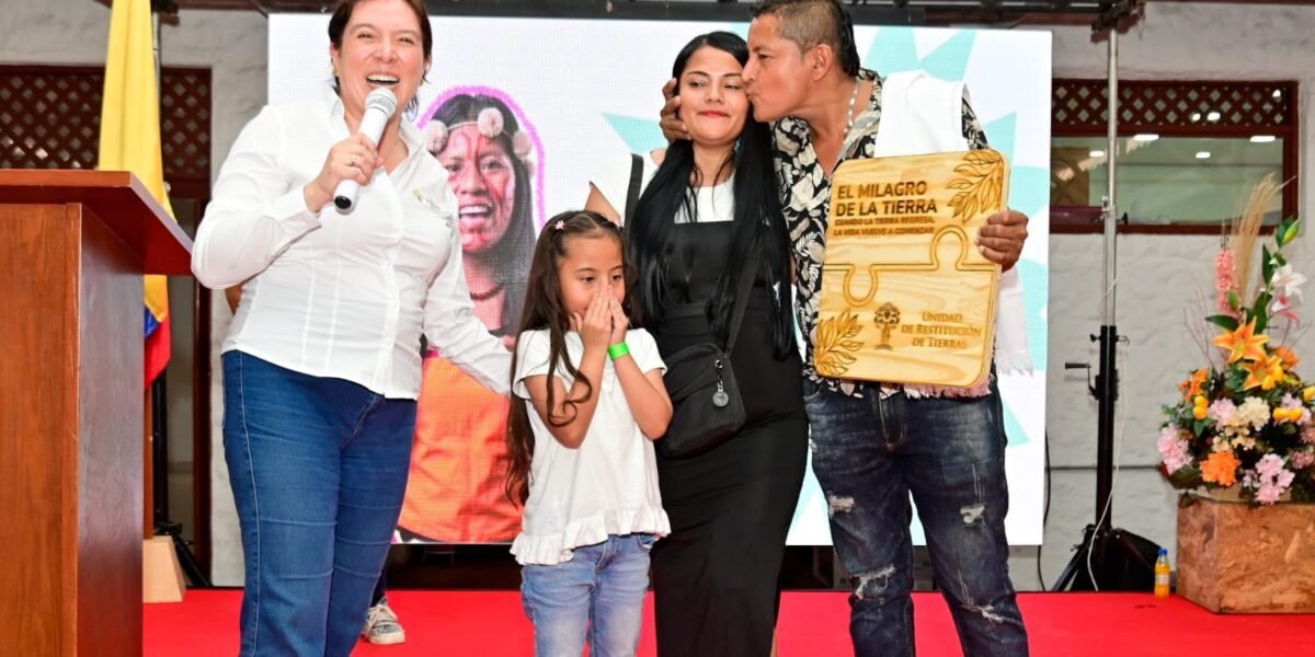 Restitución de Tierras entrega $473 millones a tres familias víctimas del conflicto en el Huila