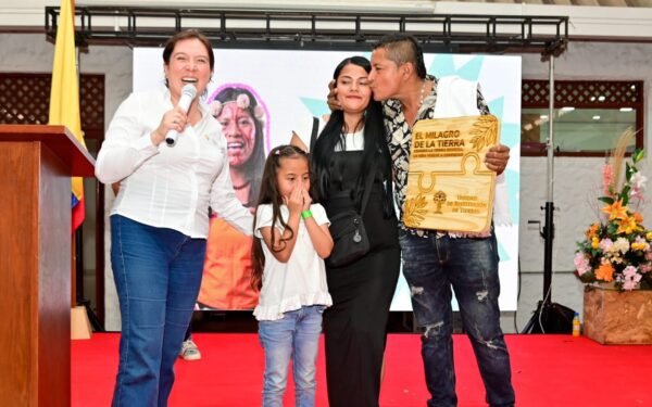Restitución de Tierras entrega $473 millones a tres familias víctimas del conflicto en el Huila