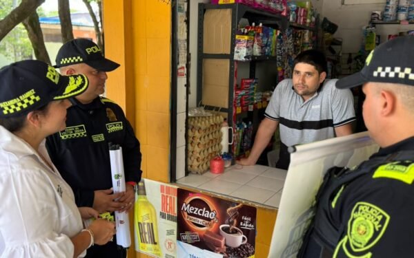 Policía recorre en bicicleta la comuna Siete de Neiva