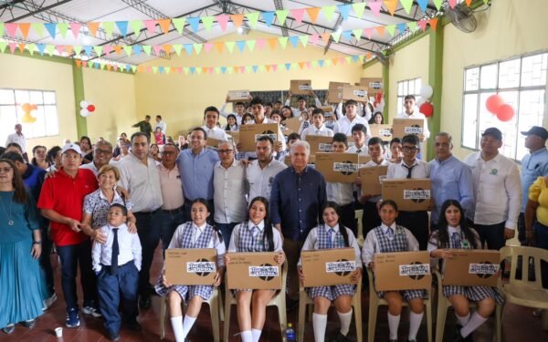 Gigante recibió computadores y obras viales para el campo